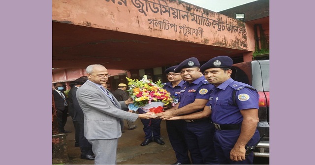 গলাচিপায় আদালতের কার্যক্রম পরিদর্শন করলেন বিচারপতি ভীষ্মদেব চক্রবর্তী