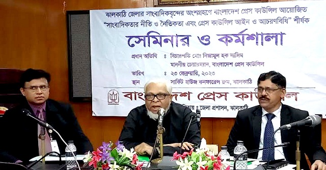 ‘সাংবাদিকদের সত্য লিখে সমাজের উপকার করতে হবে’