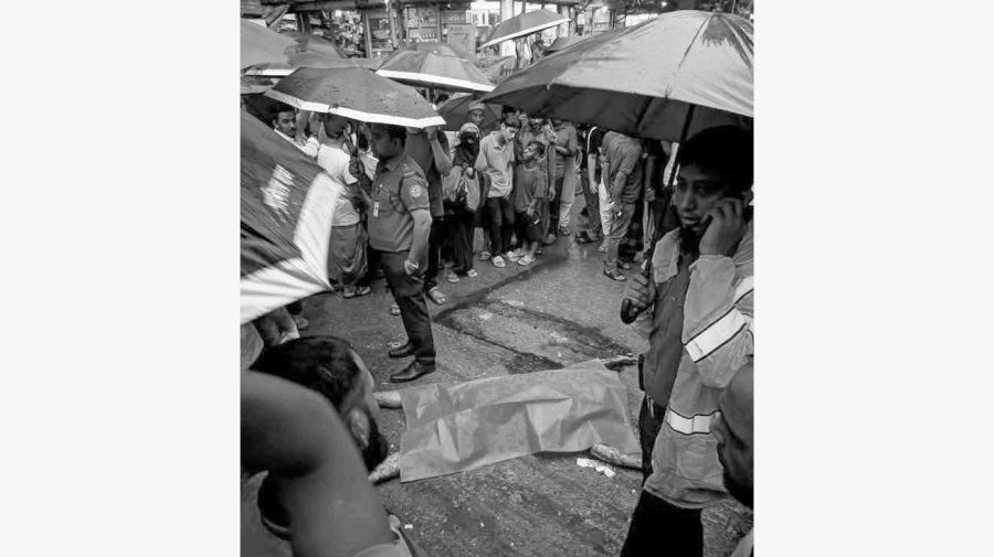 পুরান ঢাকায় প্রকাশ্যে ব্যবসায়ীকে হত্যা: সিসিটিভি ফুটেজে যা দেখা গেলো