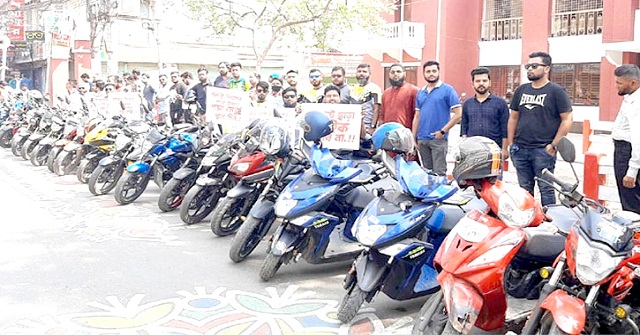  প্রস্তাবিত নীতিমালা প্রত্যাহারের দাবিতে বরিশালে বাইকারদের মানববন্ধন 