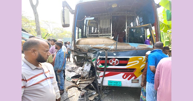 গৌরনদীতে যাত্রীবাহী বাস ও মাইক্রোবাসের মুখোমুখি সংঘর্ষে নিহত ২ 