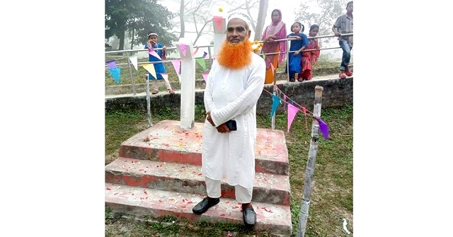 জুতা পায়ে শহীদ মিনারে প্রধান শিক্ষক, ছবি ভাইরাল
