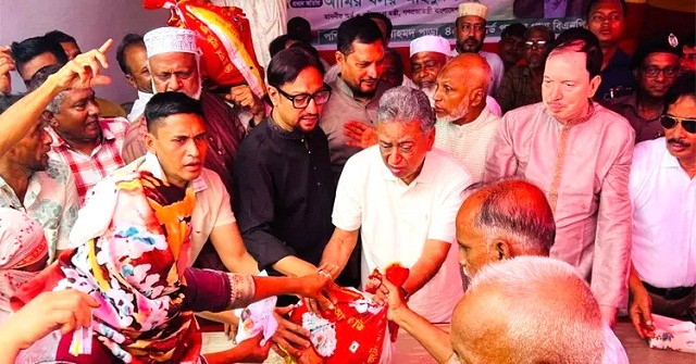 ত্রাণ বিতরণের মঞ্চ ভেঙে পড়ে গেলেন অর্থমন্ত্রী