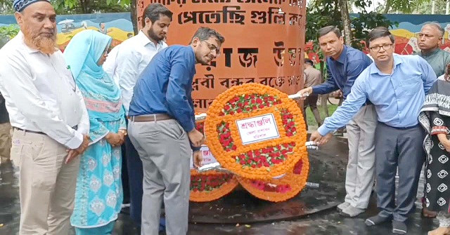 বরিশালে জুলাই স্মৃতিস্তম্ভে পুষ্পস্তবক অর্পণ ও শহীদদের প্রতি শ্রদ্ধা