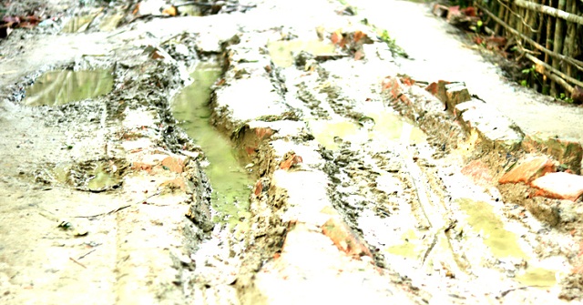 সড়ক নয় যেন মরণফাঁদ