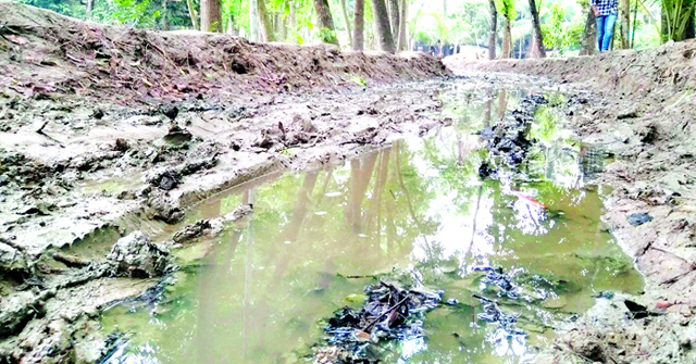 সড়ক নয় যেন খাল, দুর্ভোগ চরমে