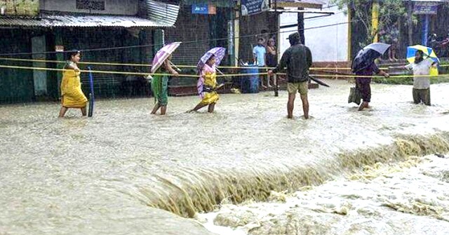 রাজাপুরে মা দিবসে অসহায় মায়েদের ঈদ উপহার প্রদান