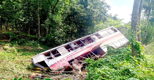 বাউফলে যাত্রীবাহী বাস খাদে পড়ে নিহত এক, আহত ৮