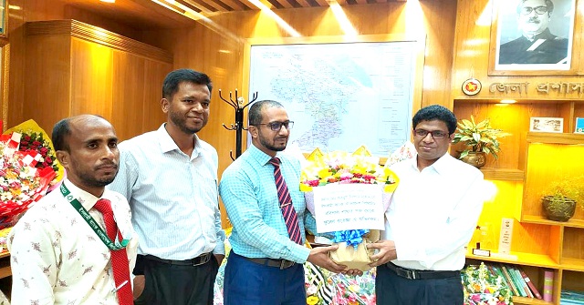 নবনিযুক্ত জেলা প্রশাসককে ফুলেল শুভেচ্ছা জানালেন ইসলামী ব্যাংক বরিশাল শাখা