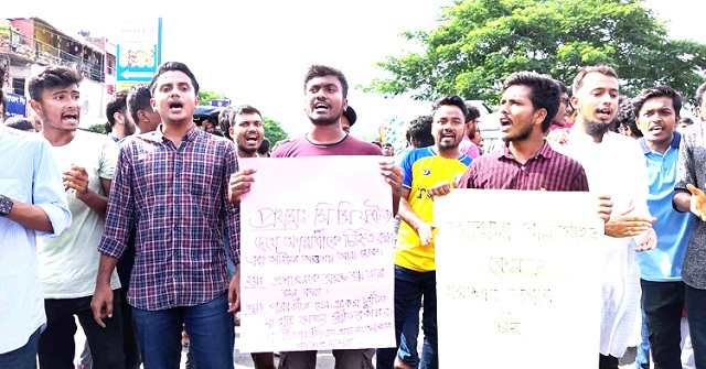 বরিশাল বিশ্ববিদ্যালয়ের ছাত্রী আহত, মহাসড়ক অবরোধ করে বিক্ষোভ