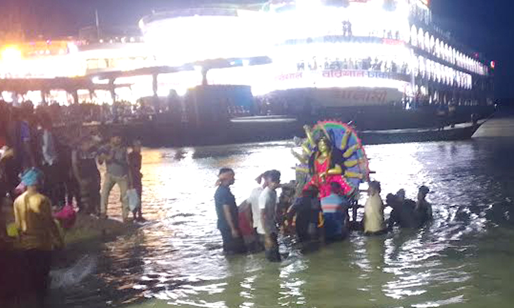 বরিশালে প্রতিমা বিসর্জনের মধ্য দিয়ে শেষ হলো দুর্গাপূজা 