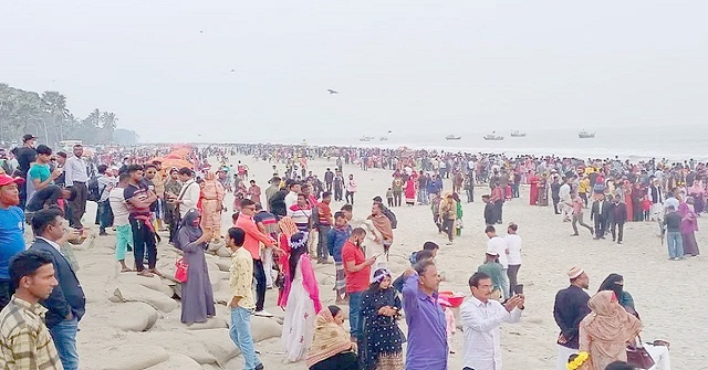 কুয়াকাটায় লাখো পর্যটকের ঢল, হোটেল-মোটেলে ভিড়