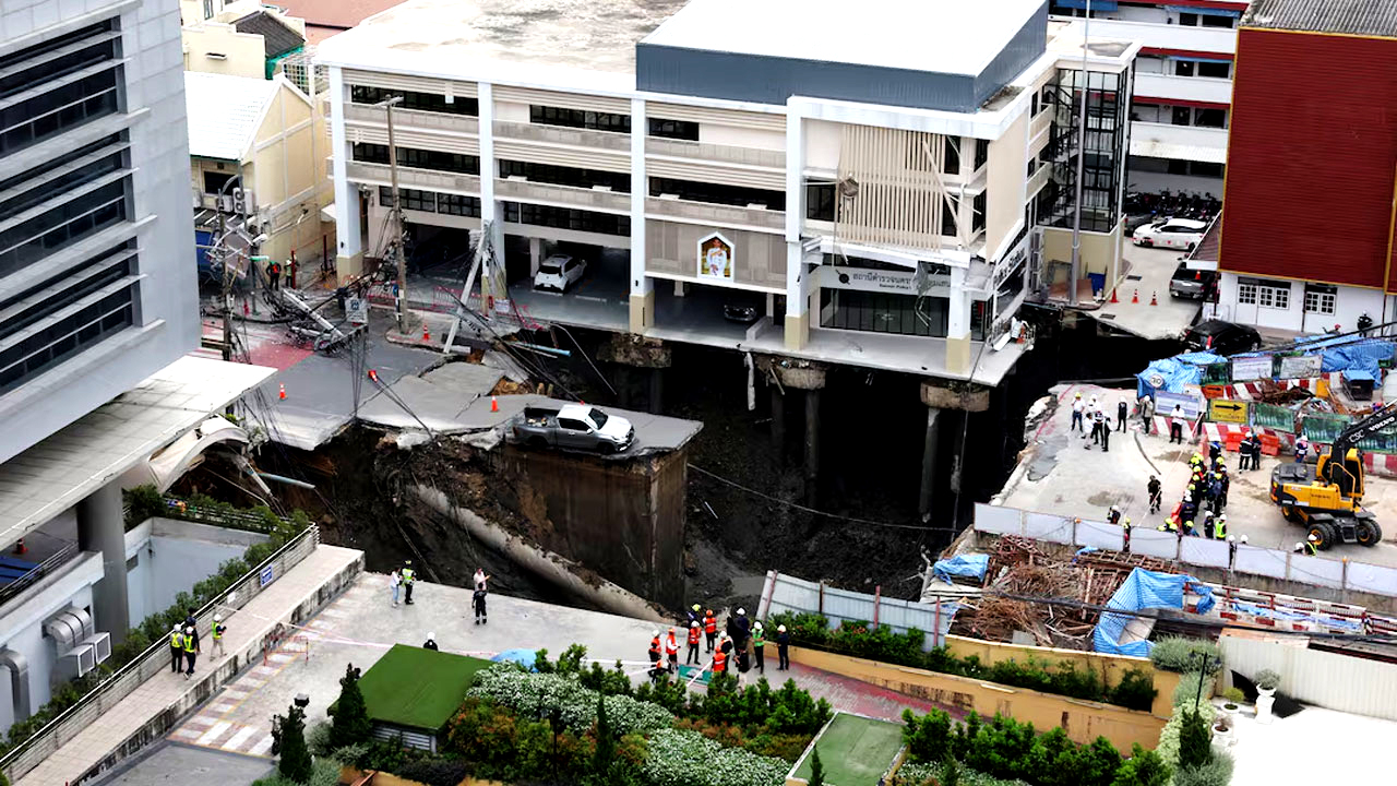 থাইল্যান্ডে হঠাৎ রাস্তার মাঝে তৈরি হলো ১৬০ ফুট গভীর গর্ত