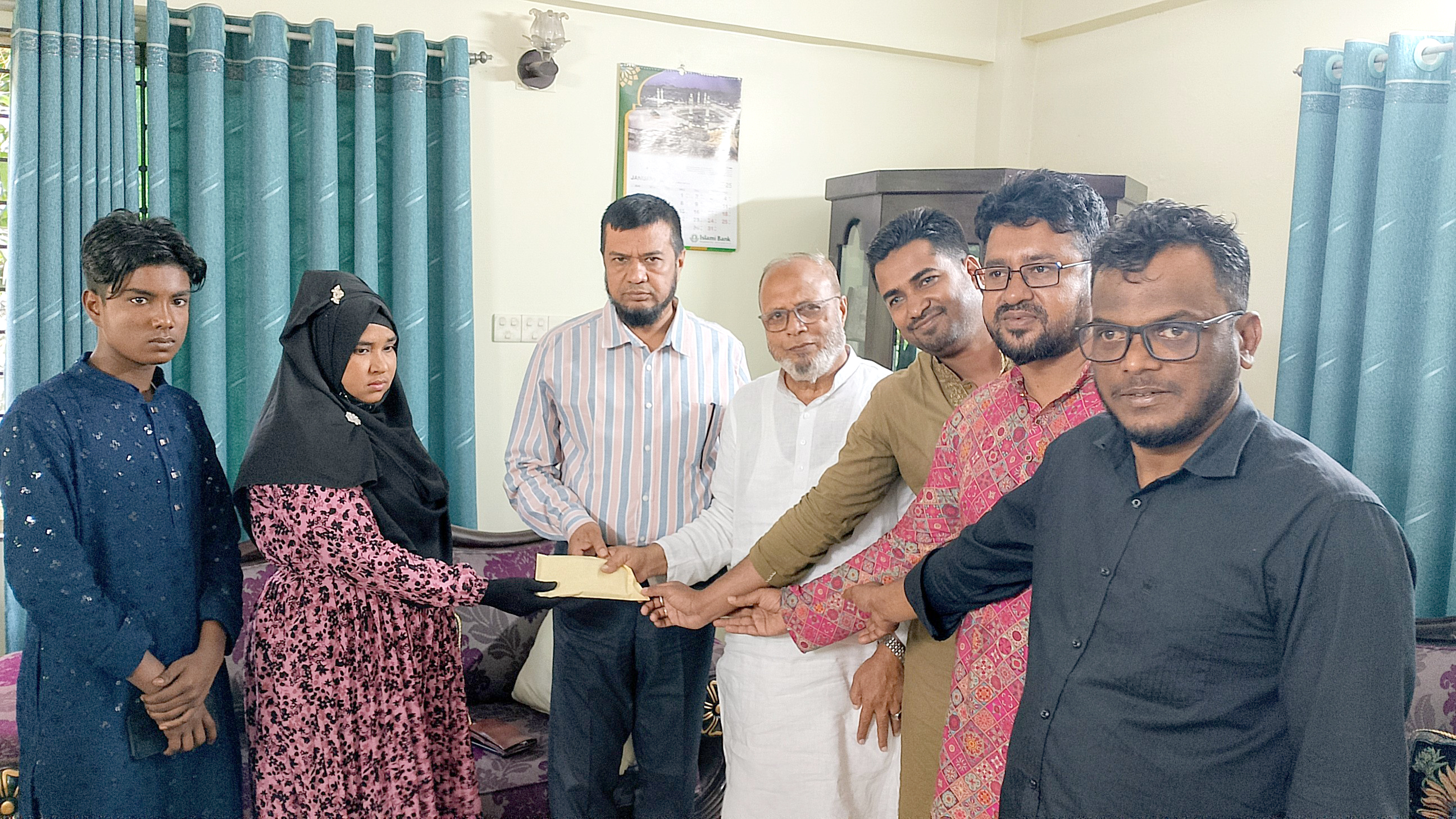 ভোলায় শহীদ দুই পরিবারকে হাফিজ ইব্রাহিমের আর্থিক সহায়তা 