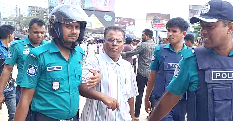  বক্তব্য শেষে ‘জয় বাংলা’ স্লোগান, ধরে পুলিশে দিলেন আন্দোলনকারীরা