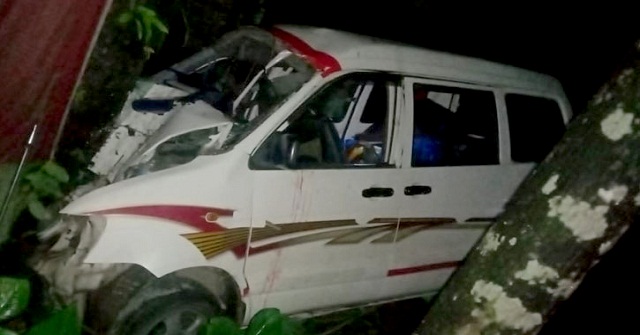 ঝালকাঠিতে গাছের সঙ্গে অ্যাম্বুলেন্সের ধাক্কায় রোগীসহ আহত ৭
