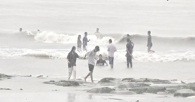 বৈরী আবহাওয়াকে উপেক্ষা কুয়াকাটায় উত্তাল ঢেউয়ে পর্যটকদের উল্লাস