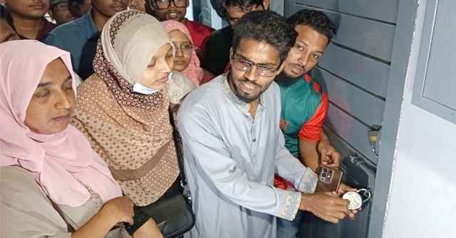 এবার তালা দেওয়া হলো বরিশালের সিভিল সার্জনের কক্ষে