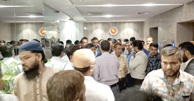 সচিবালয় ভাতার দাবিতে অবরুদ্ধ অর্থ উপদেষ্টা