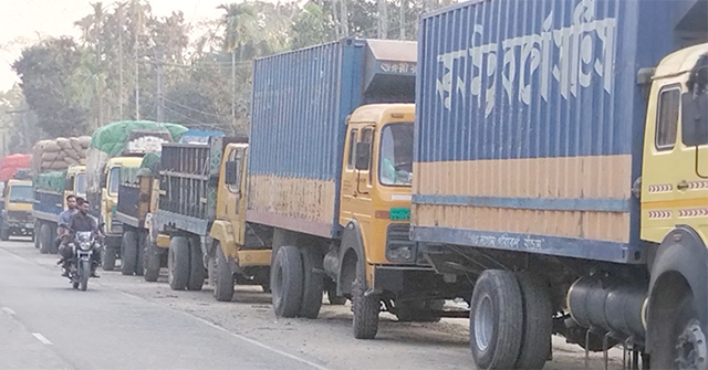 করোনায় দুস্থদের  মাঝে খাবার বিতরণে তরুণদের যৌথ উদ্যোগ