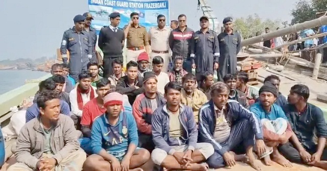বাংলাদেশি ট্রলারসহ ২৪ জেলেকে ধরে নিয়ে গেছে ভারত