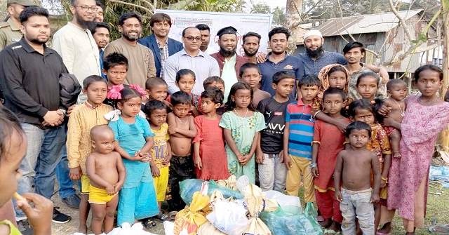 নলছিটিতে বেদে পরিবার ও শিশুদের মাঝে খাদ্য ও বস্ত্র বিতরণ