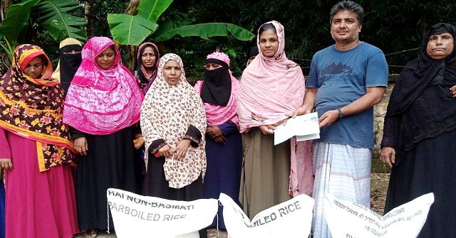 বাবুগঞ্জে দুস্থ নারীদের মধ্যে চাল বিতরণ