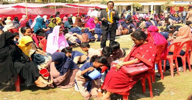 ভালোবাসা দিবসে মায়ের পা ধুয়ে শ্রদ্ধা সন্তানদের