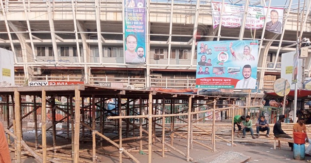 তৈরি হচ্ছে মঞ্চ, লাগানো হচ্ছে মাইক