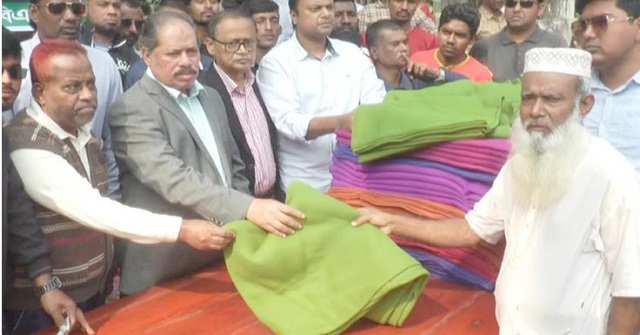 বরিশালে অসহায়-দুস্থ মানুষের মাঝে শীতবস্ত্র বিতরণ