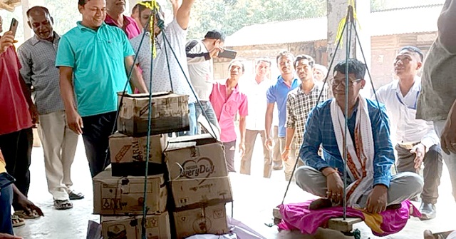 মন্ত্রীকে দাঁড়িপাল্লায় মেপে সমপরিমাণ লাড্ডু বিতরণ 