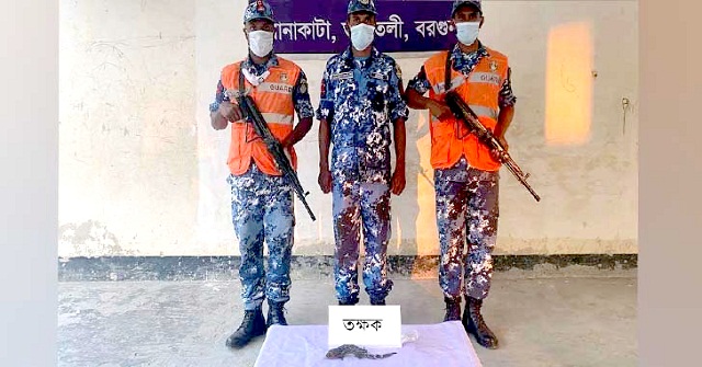 আনোয়ারায় চাতরী চৌমুহনী মোড়ে ফুটপাত দখল : যানজটে নাকাল পথচারী
