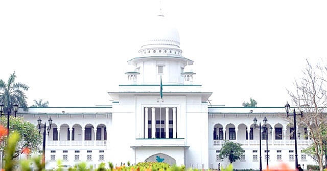 বরিশালে এজলাসে ভাঙচুর: আইনজীবী নেতার বিরুদ্ধে আদালত অবমাননার রুল