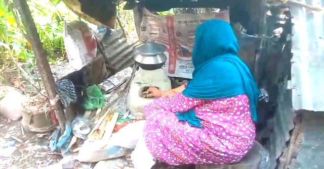  গ্যাস সিলিন্ডারের দাম বাড়ায় খরচ কমাতে মাটির চুলায় রান্না