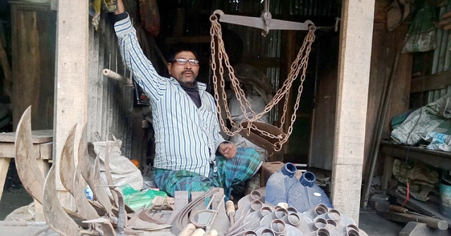 বরগুনায় মানবেতর জীবন-যাপন করছেন কামাররা