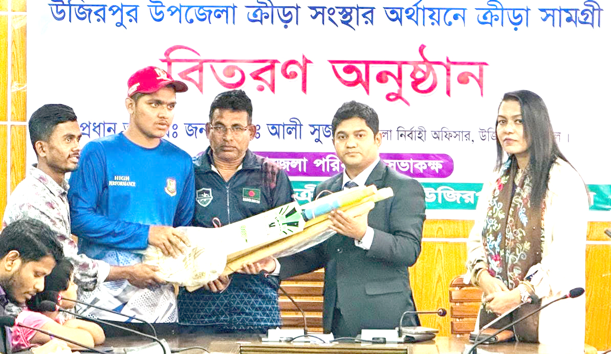 উজিরপুরে কিশোরদের মাঝে ক্রীড়া সামগ্রী বিতরণ 