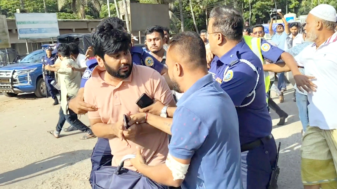 অবহেলায় রোগীর মৃত্যুর অভিযোগ, চিকিৎসককে গণধোলাই