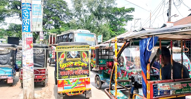 সড়কের দুই পাশে অবৈধ স্ট্যান্ড, যানজটে নাকাল পৌরবাসী 