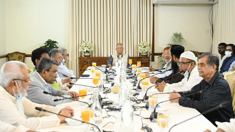 রাজনৈতিক দলগুলোর সঙ্গে জরুরি বৈঠকে প্রধান উপদেষ্টা