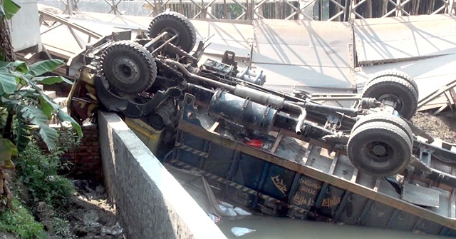 বেইলি ব্রিজ ভেঙে ট্রাক খালে, বরিশাল-ভোলা মহাসড়ক বন্ধ