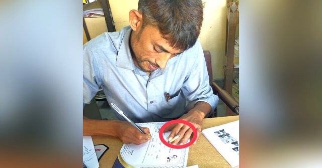 মুজিব বর্ষের লোগো নিচে রেখে সিগারেট টানেন উপ-সহকারী প্রকৌশলী