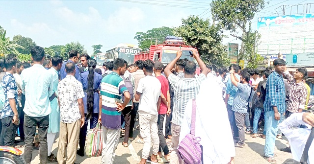 ময়লার ভাগাড়কে কেন্দ্র করে গৌরনদীতে মহাসড়ক অবরোধ 