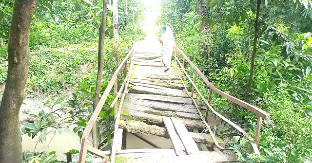 বাবুগঞ্জে ব্রিজটি এখন মরণ ফাঁদ 