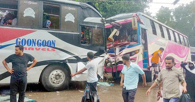 বরিশালে দুই বাসের মুখোমুখি সংঘর্ষে প্রবাসীর মৃত্য