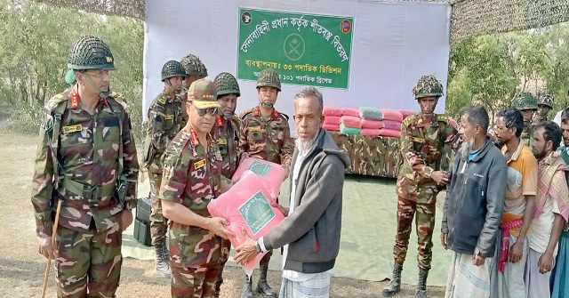 নোয়াখালীতে সেনা প্রধানের শীতবস্ত্র বিতরণ