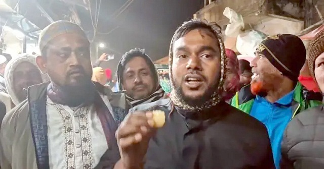 খুশিতে মিষ্টি বিতরণ করলেন বিএনপির বিলুপ্ত কমিটির নেতাকর্মীরা