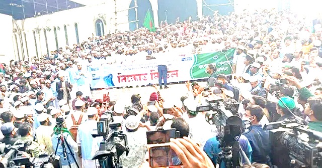 হাদি হত্যার প্রতিবাদে বায়তুল মোকাররম এলাকায় বিক্ষোভ