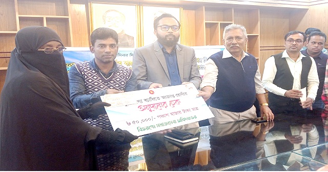স্বরূপকাঠিতে দুরারোগ্য রোগে আক্রান্তদের মাঝে চেক বিতরণ