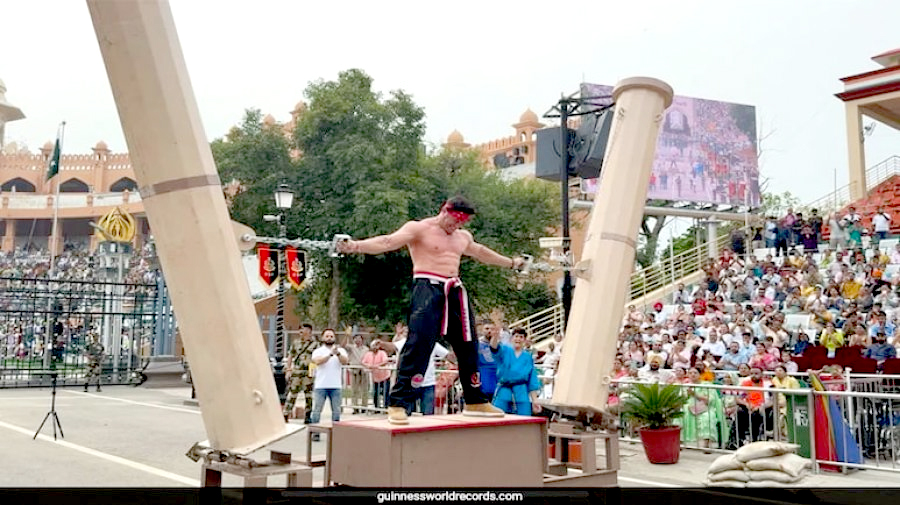 ২৬১ কেজির হারকিউলিস পিলার ধরে রেখে ভারতের ইস্পাত মানবের নতুন রেকর্ড