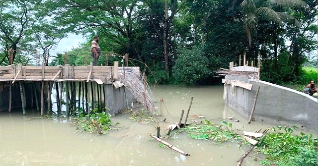 গৌরনদীতে সকালে ঢালাই বিকেলে ভেঙে পড়েছে  অর্ধকোটি টাকার গার্ডার ব্রিজ 